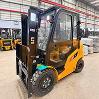 Поступление погрузчиков UN Forklift F-series NEW на склад в г. Владивосток.